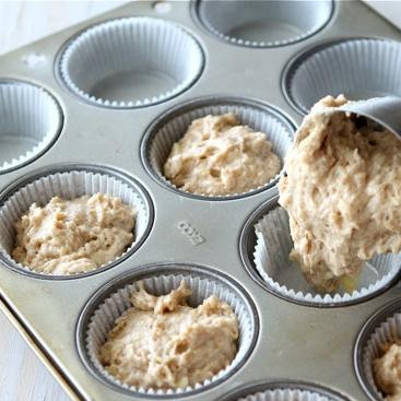 1. Этап. Банановые маффины с медом и арахисовым маслом: 5. Заполнить каждое отделение формы на 3/4 тестом.