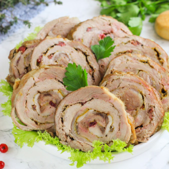 Мясной рулет с брусникой в духовке