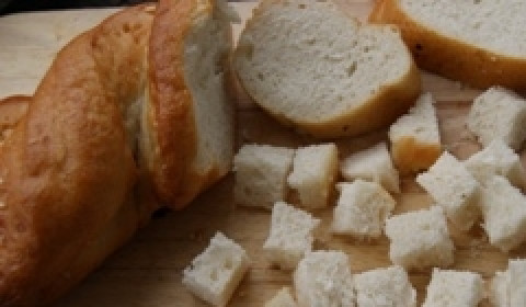 1. Этап. Салат Цезарь как в ресторане: С батона или чиабатты (лучше брать вчерашний подсохший хлеб) срезать корочку, а мякиш нарезать кусочками примерно 1х1 сантиметр.