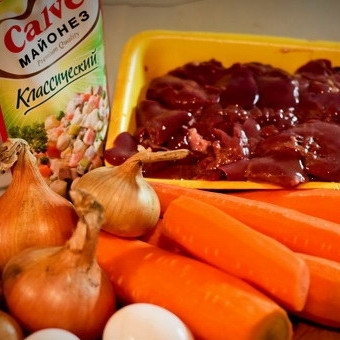 1. Этап. Салат из печени: Для наглядности показываю ингредиенты, хотя все они - простые и понятные.