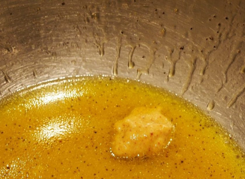 1. Этап. Салат из яблок: 3. Выдавливаю сок из оставшихся после очистки и разрезания апельсинов, вливаю такое же количество оливкового масла, добавляю горчицу, соль и перец. Тщательно перемешиваю заправку для салата.