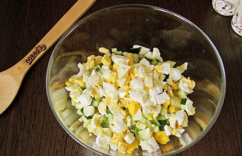1. Этап. Салат из рыбных консервов с огурцом: Нарежьте кубиками яйца.