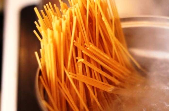 1. Этап. Паста с тунцом: Поставьте вариться спагетти.