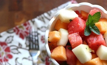 1. Этап. Салат из дыни и арбуза: Раскладываем по тарелочкам и подаем к столу. Приятного аппетита!