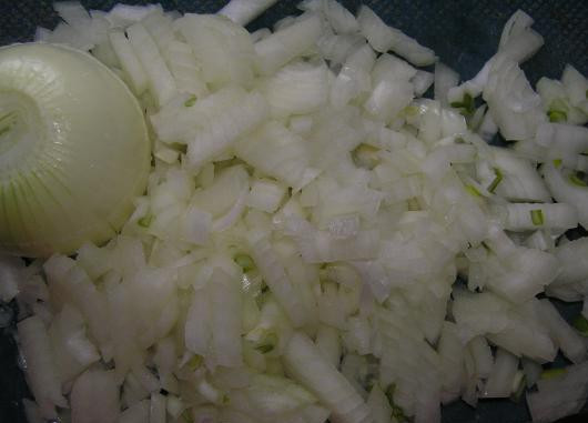 1. Этап. Курица, фаршированная луком: 2. Очистить лук и нарезать небольшими кубиками. Чем больше будет лука, тем сочнее будет начинка.