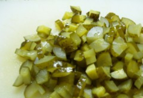 1. Этап. Солянка с курицей в мультиварке: Нарежьте соленые огурчики.