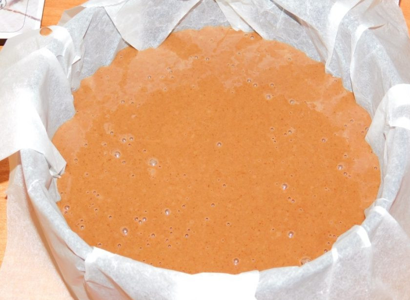 1. Этап. Шоколадный пирог с яблоками (без яиц): Готовое тесто вылейте в форму для запекания, устеленную пергаментной бумагой. Форма нужна такая, чтобы тесто не протекло, так как оно будет жидким.