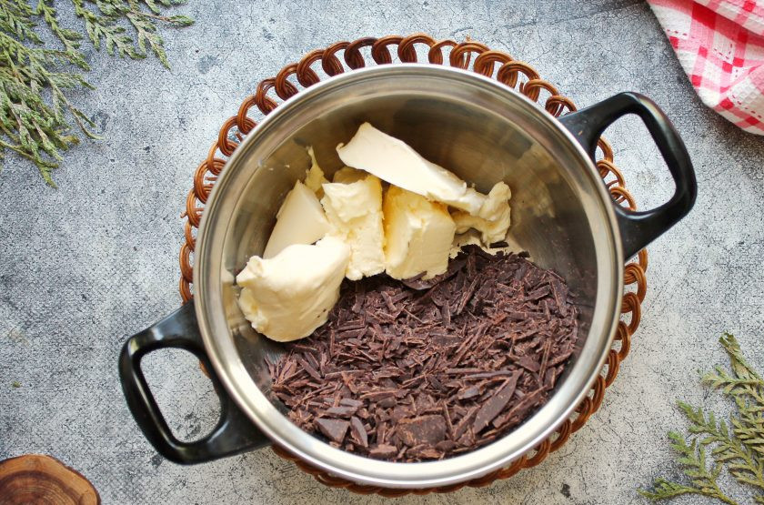 1. Этап. Брауни Джейми Оливера: Шоколад мелко порубите и выложите в кастрюлю с толстым дном. Добавьте сливочное масло, растопите на медленном огне и остудите.