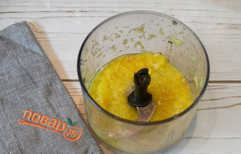 1. Этап. Варенье из тыквы: 2. Апельсин почистите и измельчите с помощью блендера.