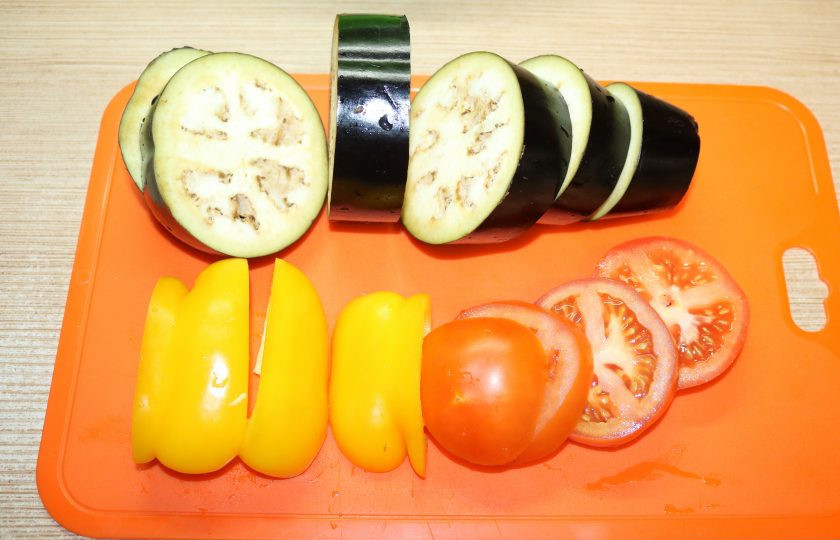 1. Этап. Тава-кебаб: Овощи помойте. Баклажаны и помидоры нарежьте кружочками, перец кусочками.