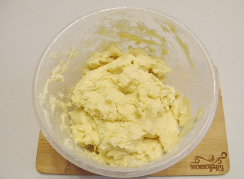 1. Этап. Песочное печенье с вареньем: Тесто для отсадки готово. Приготовьте кондитерский мешок. Разогрейте духовку заранее до 220 градусов.