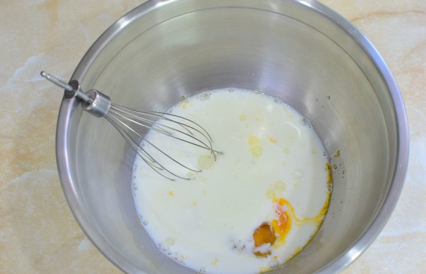 1. Этап. Блины на молоке с кипятком: Влейте в чашу молоко и растительное масло. смешайте.