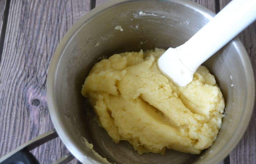 1. Этап. Булочки Гужеры: Всыпьте всю муку и интенсивно мешайте до образования гладкого теста, которое должно собраться в комок. Подержите тесто еще немного на огне, чтобы оно хорошо заварилось, не забывая мешать.