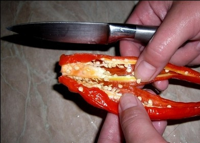 1. Этап. Баклажаны в аджике: Чистим, крупно режем перцы.