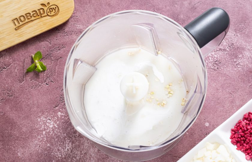 1. Этап. Сырки из зеленой гречки: Соедините в блендере зеленую гречку, кокосовое молоко, кешью, ванильный экстракт, кокосовый урбеч и масло, сироп топинамбур и лимонный сок. Измельчите до однородной консистенции.