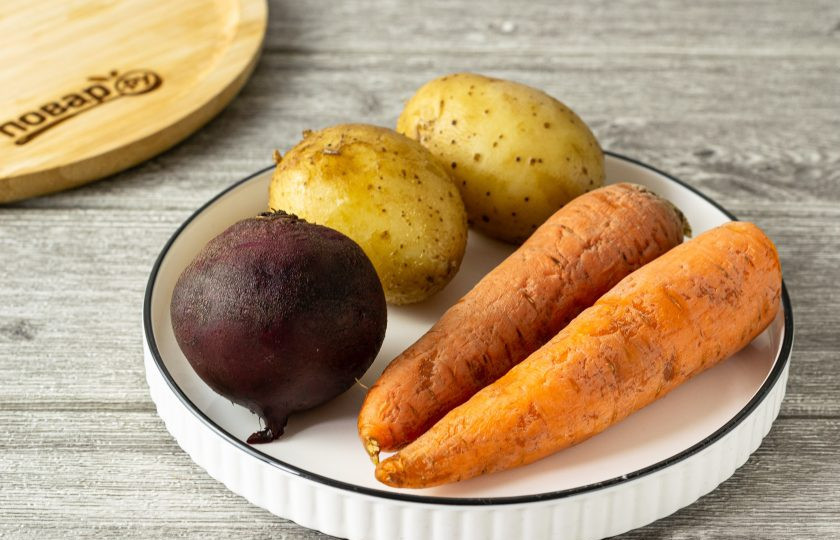 1. Этап. Винегрет Кубик рубик: Отварите картофель, свеклу и морковь до готовности. Либо запеките в духовке до мягкости.