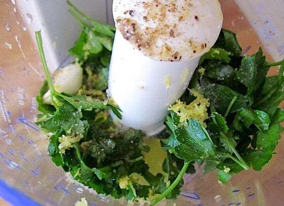 1. Этап. Белая рыба на гриле: 1. Вымойте зелень, очистите чеснок. Выложите в блендер зелень, чеснок, добавьте цедру и сок одного лимона, оливковое масло, по щепотке соли и перца.