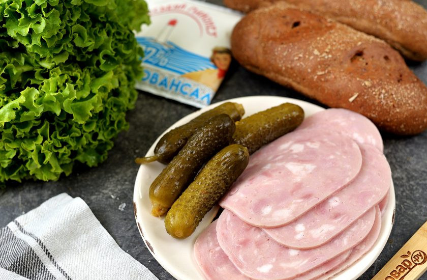 1. Этап. Бутерброд с солеными огурцами: Подготовьте ингредиенты. Салат латук помойте и обсушите.