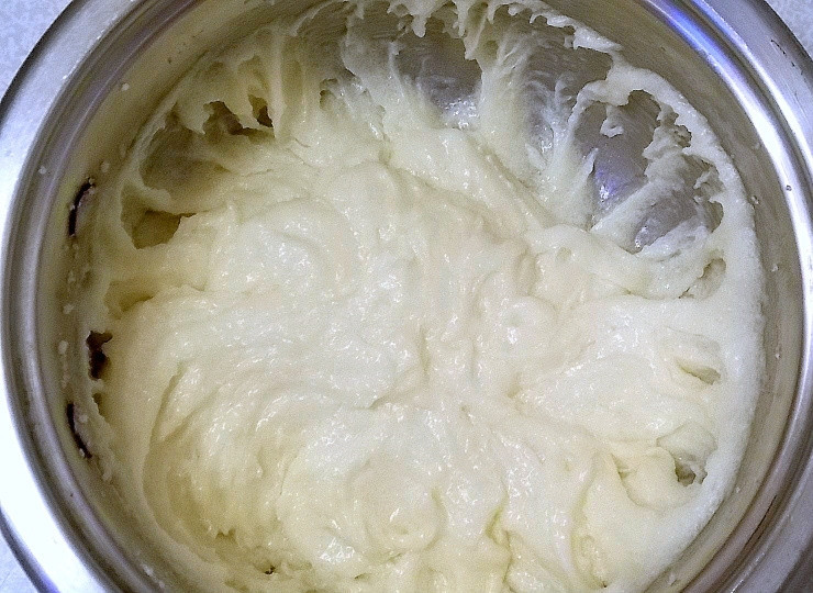 1. Этап. Простое арахисовое печенье: Взбейте мягкое масло с сахаром до пышной массы.