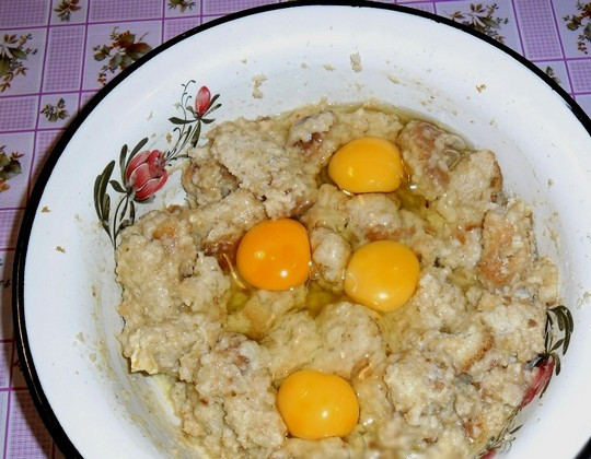 1. Этап. Запеканка из черствого хлеба: 4. Растапливаем масло и добавляем в миску, туда же отправляем и яйца.