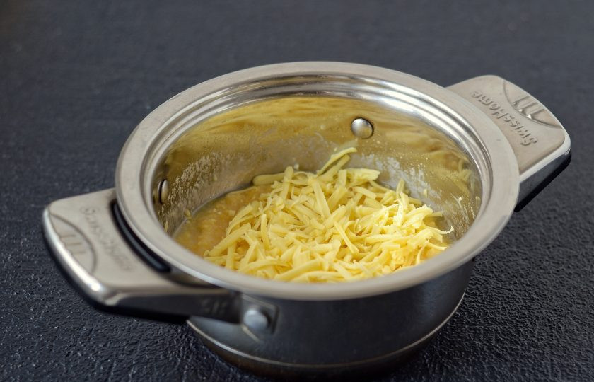 1. Этап. Каша гритс: Добавьте тертый сыр. Перемешайте и варите кашу ещё 5 минут, пока сыр полностью не расплавится.