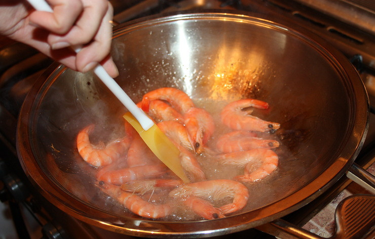 1. Этап. Креветки жареные в панцире: Пару минут обжаривайте, помешивая. Потом выложите креветки и начинайте быстро их перемешивать.