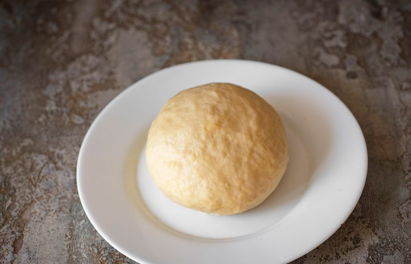 1. Этап. Штрудель с яблоками и вишней: Замесите мягкое, не прилипающее к рукам тесто.