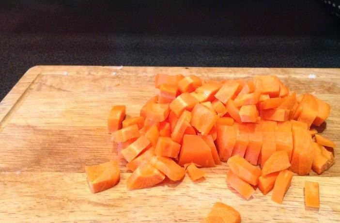 1. Этап. Телячьи ребрышки в мультиварке: 4. Морковь вымыть и очистить. Нарезать средними кусочками.