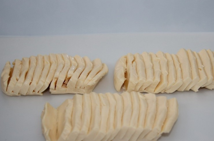 1. Этап. Запеканка из кабачков с манкой: Плавленный сыр нарезаем на небольшие кусочки.