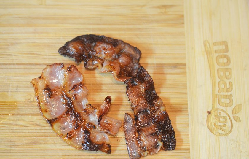 1. Этап. Лосось со свеклой и беконом: 2. Бекон запеките в духовке до хрустящего состояния при 180 градусах.