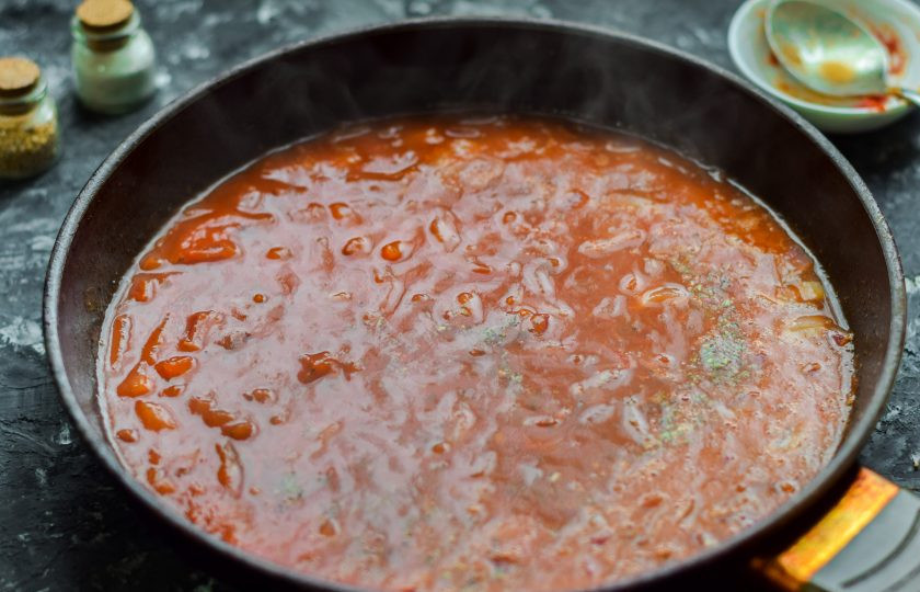 1. Этап. Соус для плова: Уваривайте соус 25 минут на небольшом огне. Спустя время подавайте соус к столу вместе с пловом.