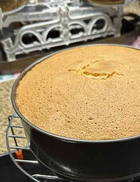 1. Этап. Торт  Клубничный Поцелуй: Выпекал при 170 градусов, 45 минут. Оставил бисквит на 10 минут, пока он не выровняется в уровень формы. Поставил форму на решетку, дал остыть…,