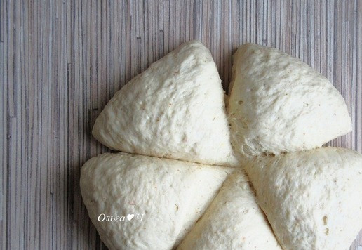 1. Этап. Чикенбургер с сыром и баклажанами: Затем разделите тесто на 5 частей.