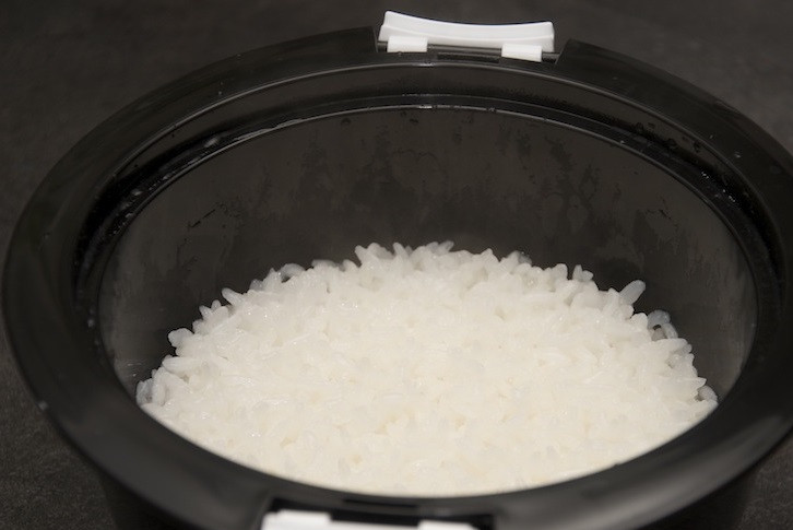 1. Этап. Соус к рису с курицей: 6. Рис отварить в подсоленной воде до готовности. Подавать его к столу, щедро полив сверху соусом.