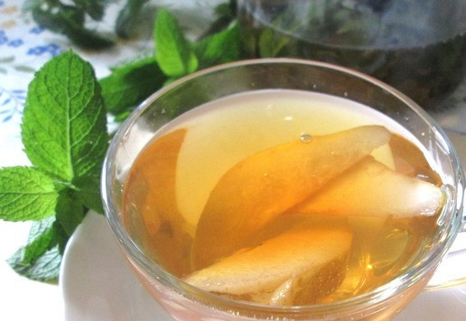 1. Этап. Чай грушево-мятный: И через ситечко налить чай. Для аромата можно несколько ломтиков размять