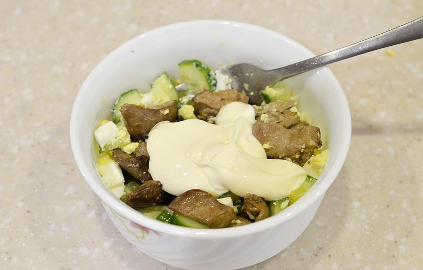 1. Этап. Салат из гусиной печени: Все перемешайте, заправьте майонезом.