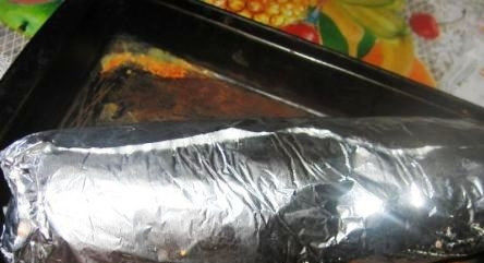 1. Этап. Мясной рулет с картофелем: Положите рулет на противень или в форму, поместите в разогретую духовку на 30-40 минут.