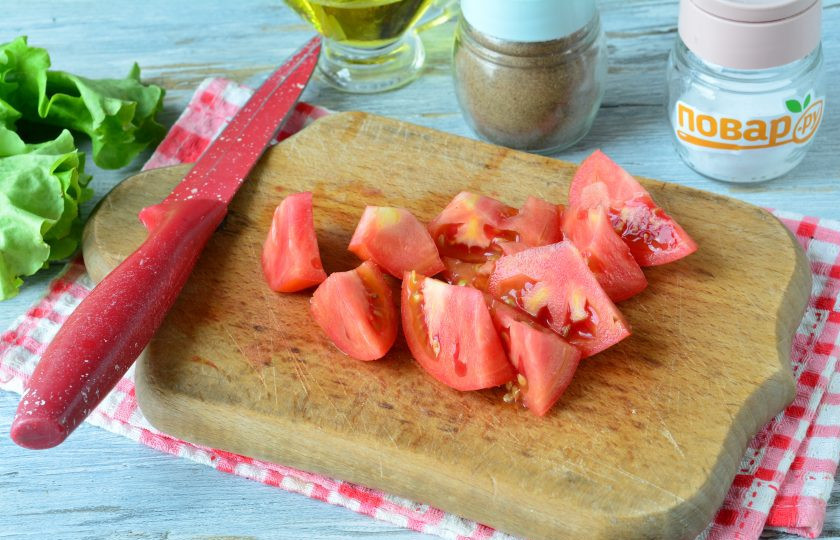 1. Этап. Салат с баклажанами и авокадо: Помидоры нарежьте ломтиками.