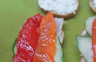 1. Этап. Бутерброд с запеченным перцем: Сверху выложить полоски перца.