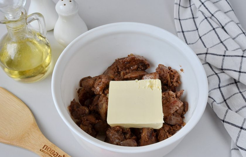 1. Этап. Бутерброды с паштетом из печени: В горячую печень добавьте сливочное масло. Оно быстро растает.