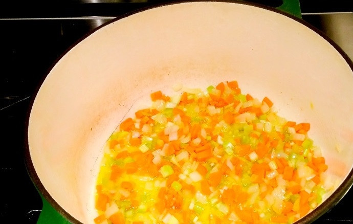 1. Этап. Фрикадельки из индюшиного фарша: 2. Нарежьте мелко морковь и сельдерей, добавьте овощи в кастрюлю к луку и чесноку. Посолите и поперчите, обжаривайте еще 3-5 минут.