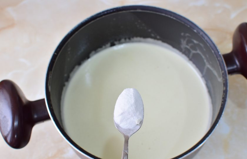 1. Этап. Торт Северный мед: Верните все на огонь и доведите до кипения. Все время мешайте, чтобы масса не подгорела. Добавьте соду. Масса начнет пениться и увеличиваться в размере.