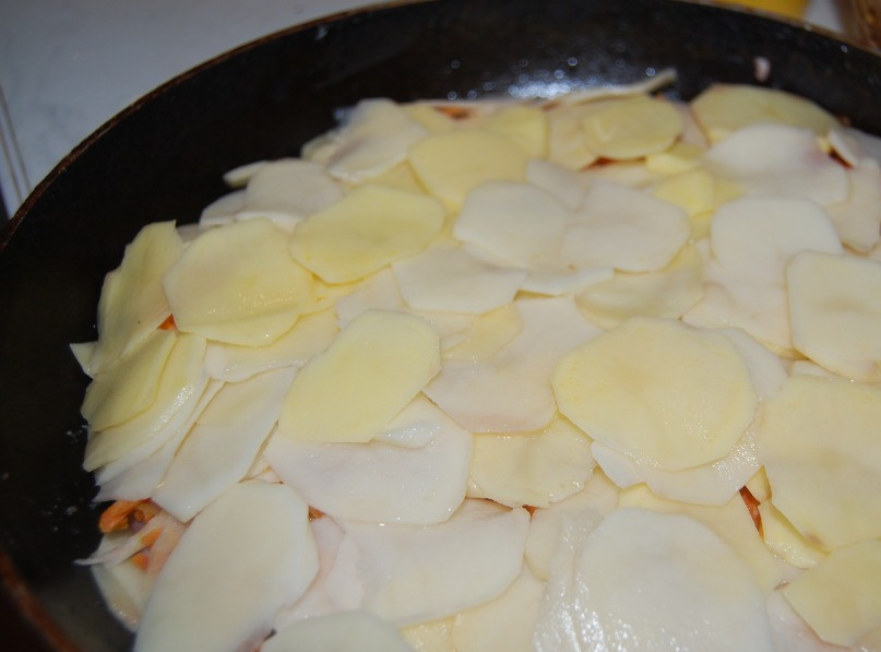 1. Этап. Грибная запеканка с картофелем: Форму для запекания смажьте маслом и уложите ингредиенты слоями: сначала половину картофеля, затем фарш, грибы, морковь и сверху остальной картофель.