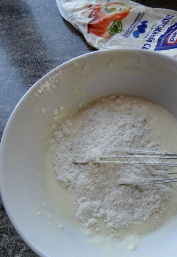 1. Этап. Сырники из творожного сыра с бананом: Добавить муку.