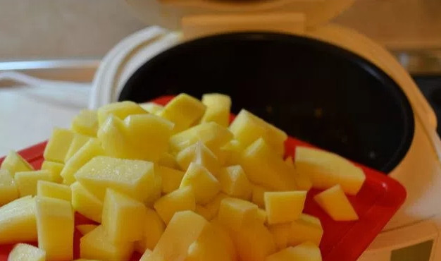 1. Этап. Рагу овощное с фаршем: Картошку порежьте кубиками. Добавьте картошку к фаршу с овощами, перемешайте. Поставьте чайник кипятиться.