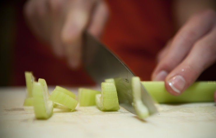 1. Этап. Фасолевый суп с мясом: Нарежьте сельдерей.