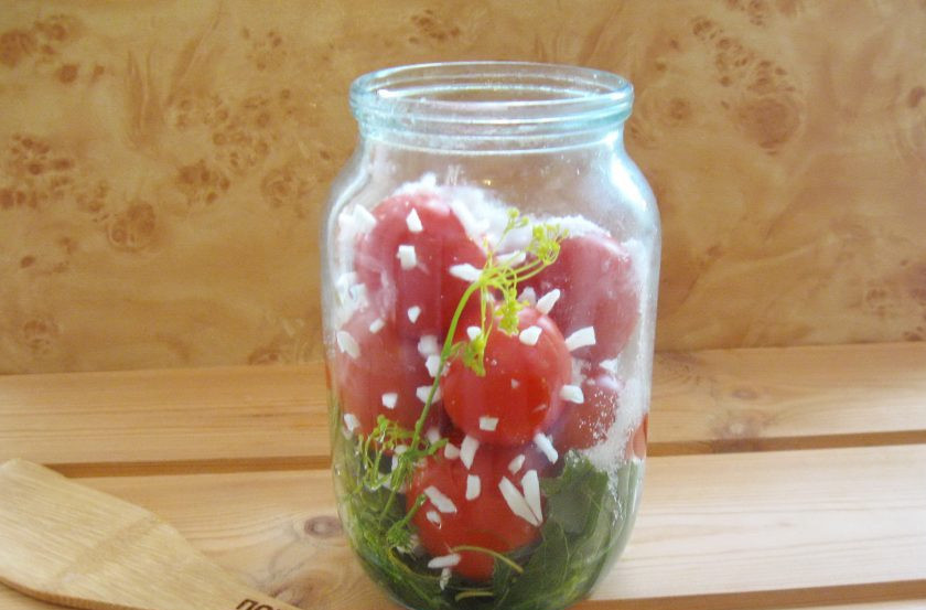 1. Этап. Помидоры Ежики: Добавьте на одну литровую банку: 0,5 столовой ложки соли, 2 столовые ложки сахара и 1 столовую ложку 9% уксуса.