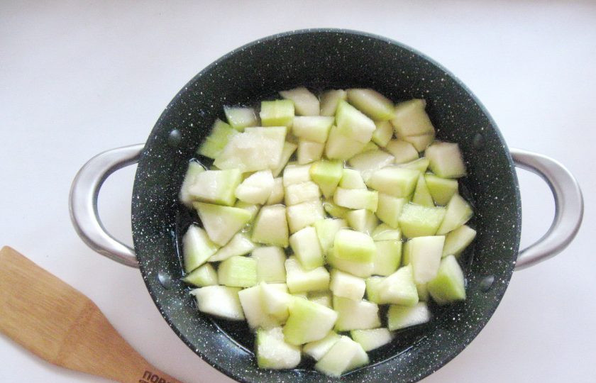 1. Этап. Варенье из дыни с имбирем: Через это время дыня пустит очень много сока.