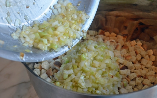 1. Этап. Итальянская запеканка из фарша: 4. Потом перемешайте тёплые овощи с сухарями.