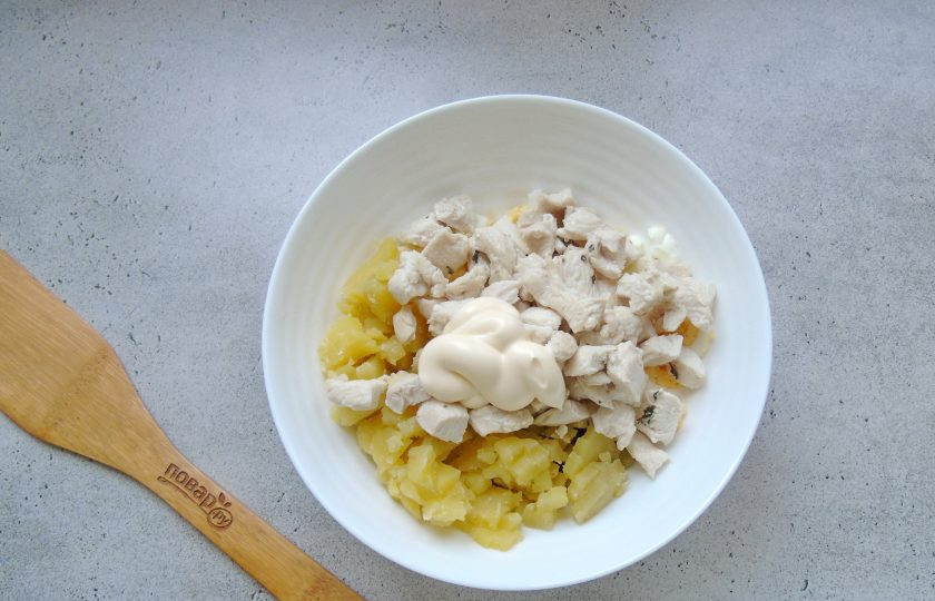 1. Этап. Салат Лада: Салат заправьте, посолите и поперчите.